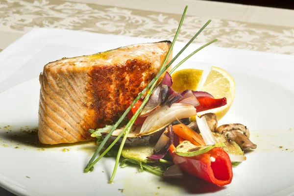 Стейк из лосося и овощи на гриле — стоковое фото