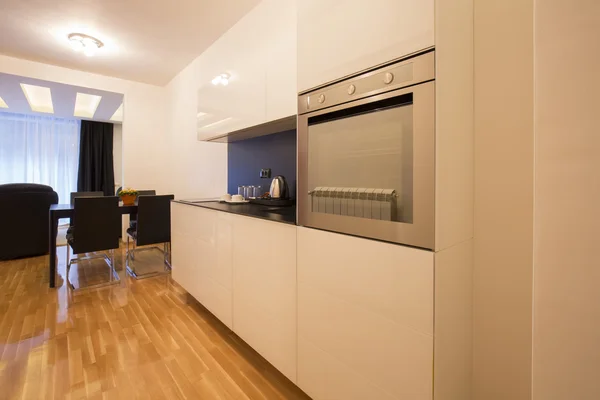 Keuken en eettafel in modern appartement — Stockfoto