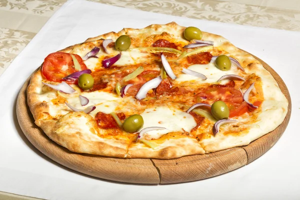 Fresh tasty pepperoni pizza with red onions — Stock Photo, Image