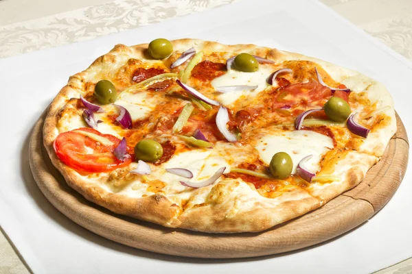 Pizza di salame piccante fresca con cipolle rosse — Foto Stock