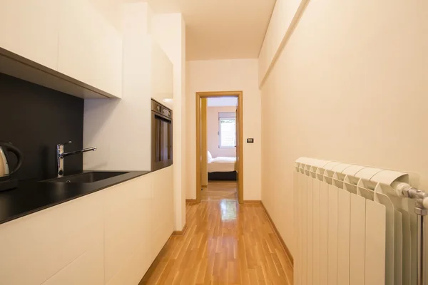 Küçük mutfak ve modern apartman koridorunda — Stok fotoğraf