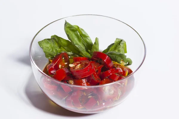 Piments forts au basilic dans un bol en verre — Photo