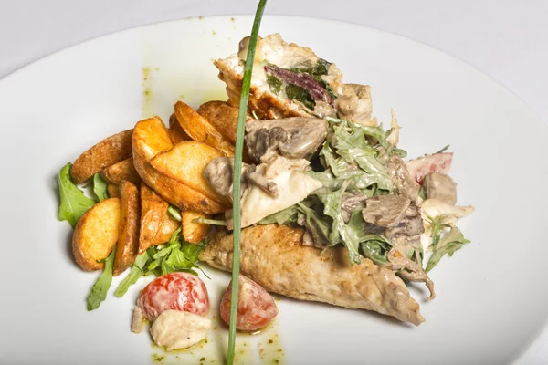Filete de pollo cremoso con setas y verduras —  Fotos de Stock