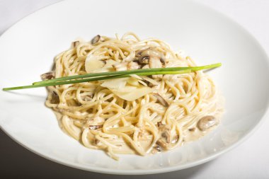 Beyaz mantar soslu spagetti