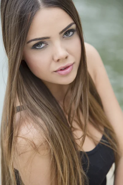 Outdoors portrait of a beautiful woman — Stock Photo, Image