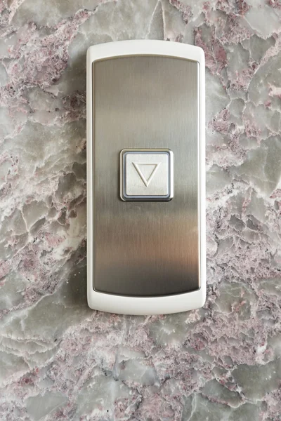 Bouton d'ascenseur sur le mur de marbre — Photo