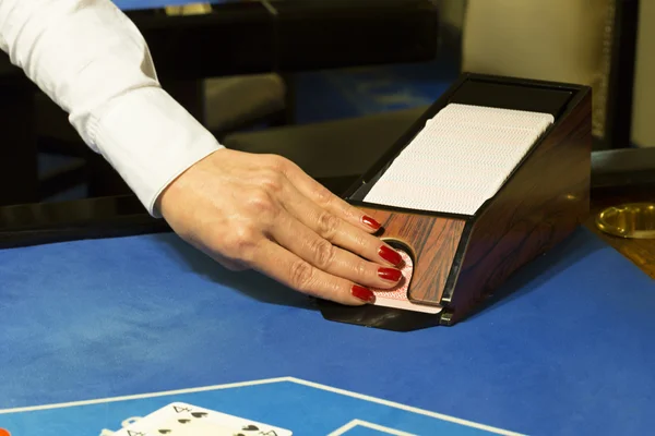 Κρουπιέρης τραβώντας έξω κάρτες από το κουτί στο τραπέζι blackjack — Φωτογραφία Αρχείου