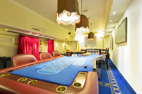 Blackjack und Roulette Tische im Casino — Stockfoto