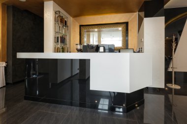 Otel lobisinde zarif bar