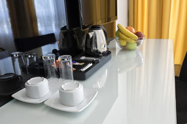 在酒店房间里的咖啡套和水果碗 — 图库照片