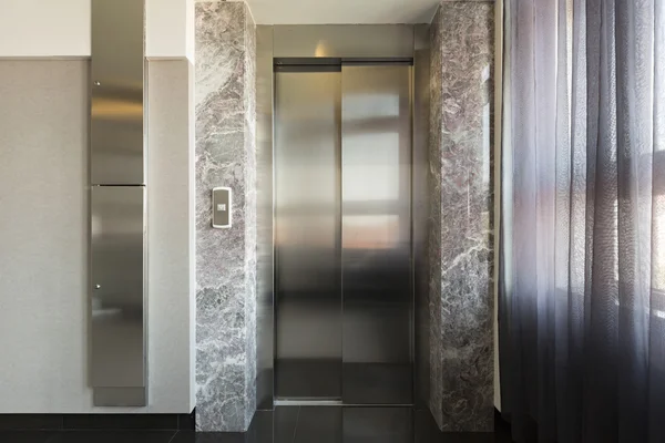 Elevator in a modern elegant building — Stock Photo, Image