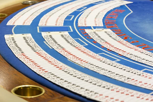 Карты на игровом столе в казино — стоковое фото