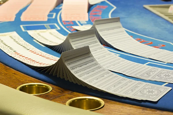 Карты на игровом столе в казино — стоковое фото