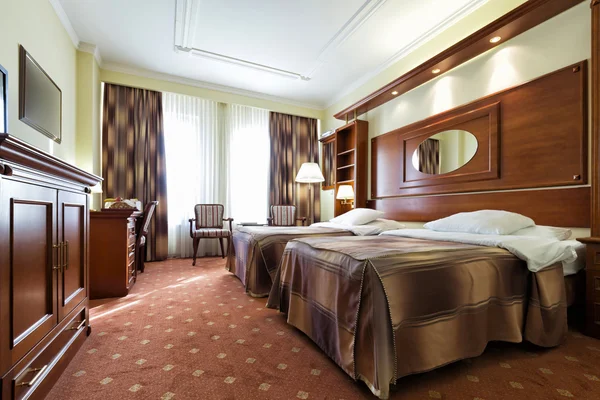 Elegante camera doppia dell'hotel — Foto Stock