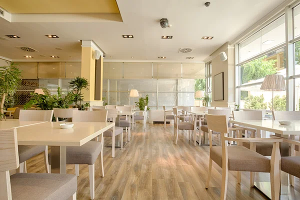 Interior de una hermosa cafetería luminosa — Foto de Stock