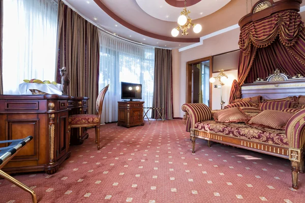 Роскошный интерьер спальни классического стиля — стоковое фото