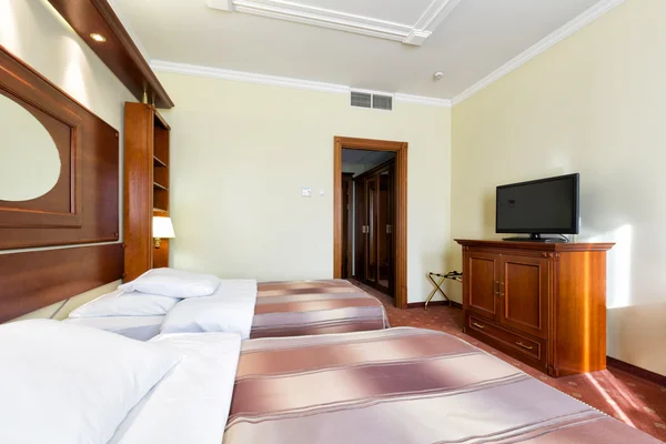 Élégant hôtel chambre lits jumeaux — Photo