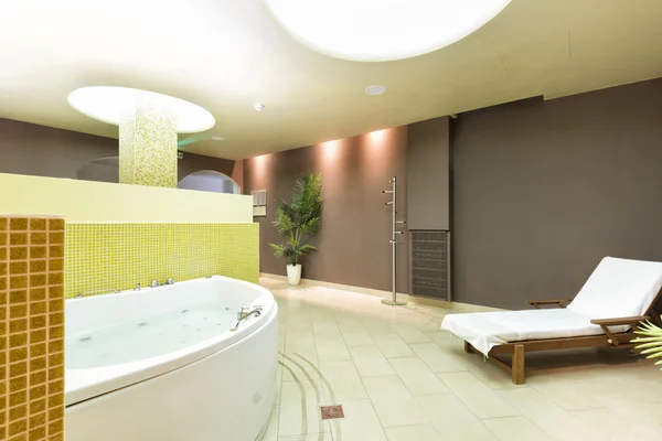 Spa interieur met hydromassagebad — Stockfoto