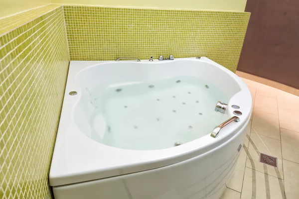 Stora jacuzzi i badrummet — Stockfoto