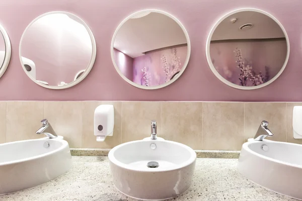 ウェルネス センターで広々 としたトイレ — ストック写真
