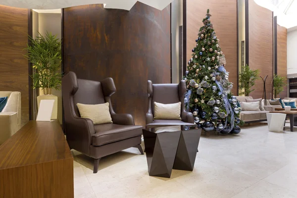 De lobby van het hotel van de moderne luxe met kerstboom — Stockfoto