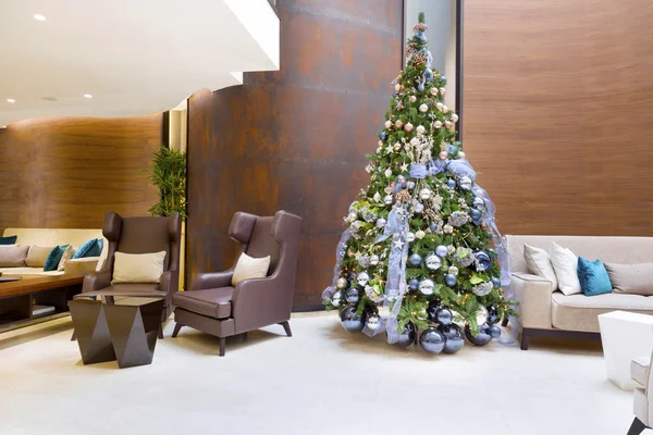 Árbol de Navidad en un edificio moderno — Foto de Stock