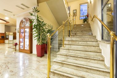 Zarif otel lobisinde merdiven