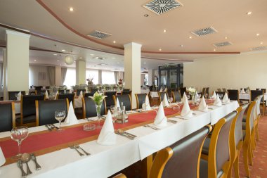 Uzun tablolarla yemek odası iç