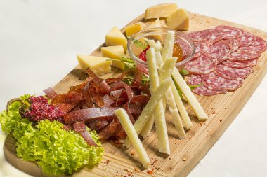 Peynir ve sosis meze