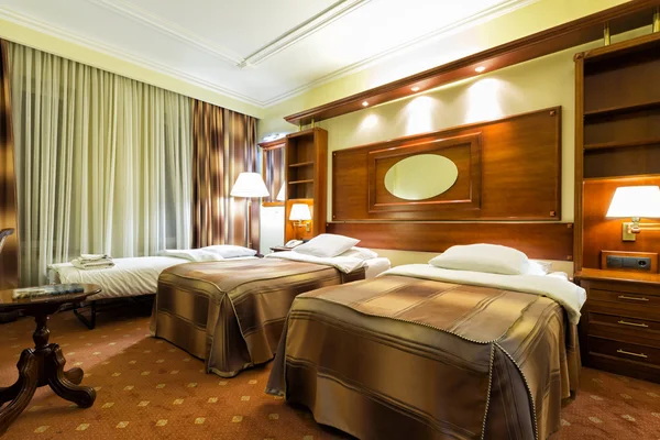 Elegancki hotel sypialni typu twin z dodatkowym łóżkiem — Zdjęcie stockowe