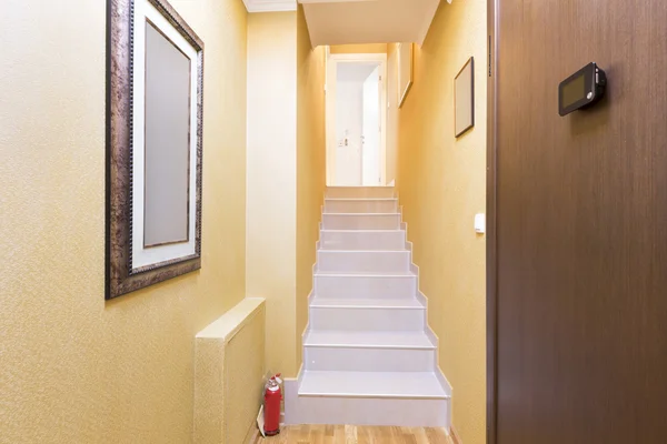 Treppen in einem modernen Haus — Stockfoto