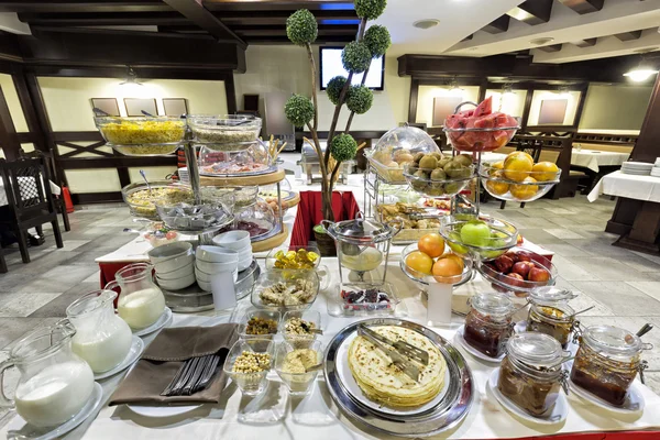Ξενοδοχείο πρωινό που σερβίρεται σε μπουφέ τραπέζι — Φωτογραφία Αρχείου