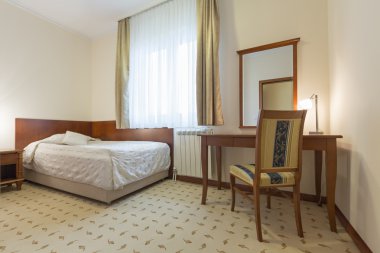 Bir otel odasının içinde.