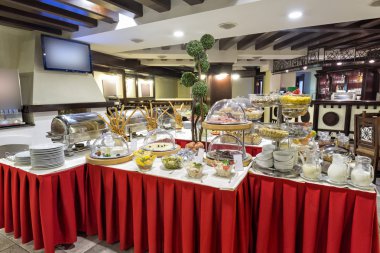 Otel kahvaltı büfesi masada servis