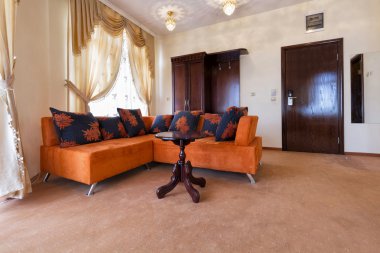 Bir zarif otel odasında kanepe