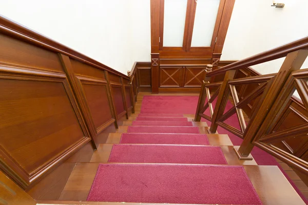 Corredor con escaleras - interior del hotel — Foto de Stock
