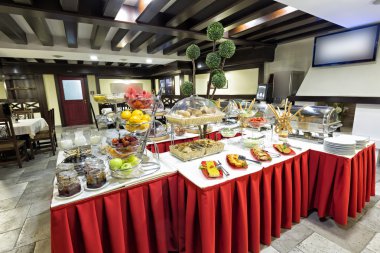 Otel kahvaltı büfesi masada servis