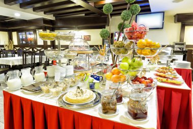 Otel kahvaltı büfesi masada servis