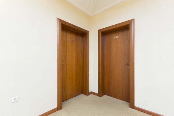 Entrada a la habitación del hotel - dos puertas de madera marrón — Foto de Stock