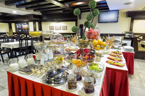 Pequeno-almoço de hotel servido em mesa buffet — Fotografia de Stock