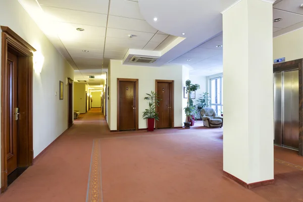 Интерьер просторного коридора отеля — стоковое фото