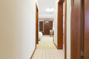 Otel odası girişi.