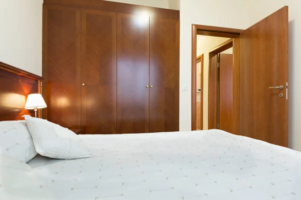 シンプルなホテルの寝室のインテリア — ストック写真