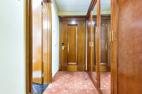 Ingresso in una camera d'albergo — Foto Stock