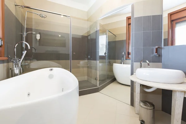 现代化浴室的内部 — 图库照片