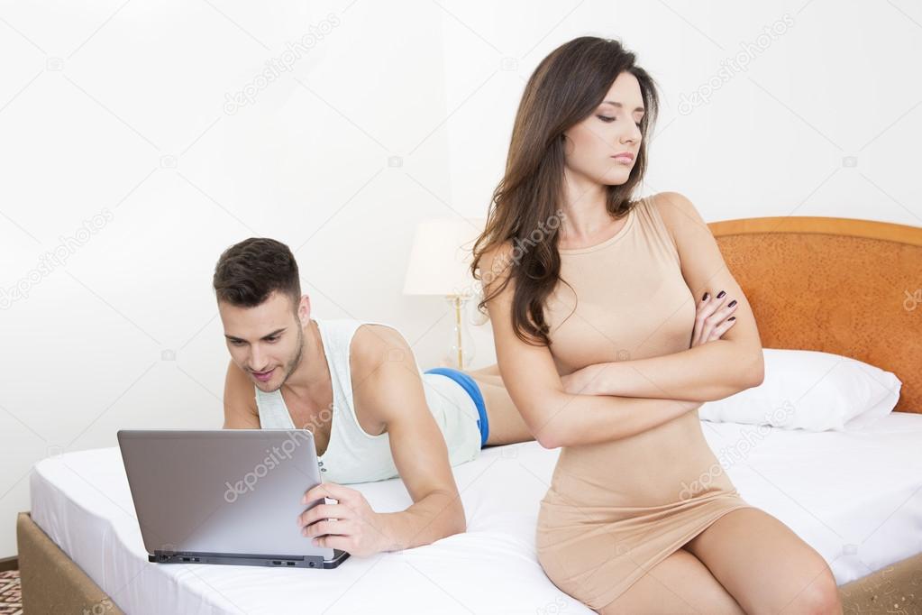 если мужчина не уделяет внимание. девушка не обращает внимания что делать. женщина привлекает мужчину. парень и девушка поругались. девушка ищет любовь.