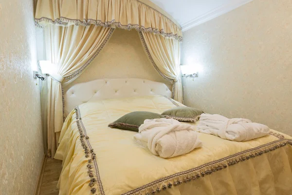Små eleganta sovrum inredning — Stockfoto