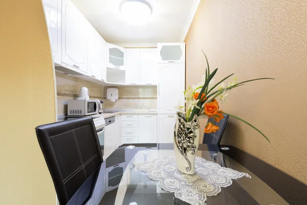 Cuisine dans une table à manger dans un appartement moderne — Photo