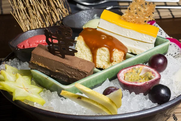Diverse frukt och efterrätter serveras på is i orientaliskt restauran — Stockfoto