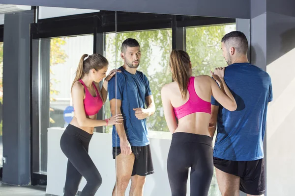 Man and woman at the gym — Stockfoto